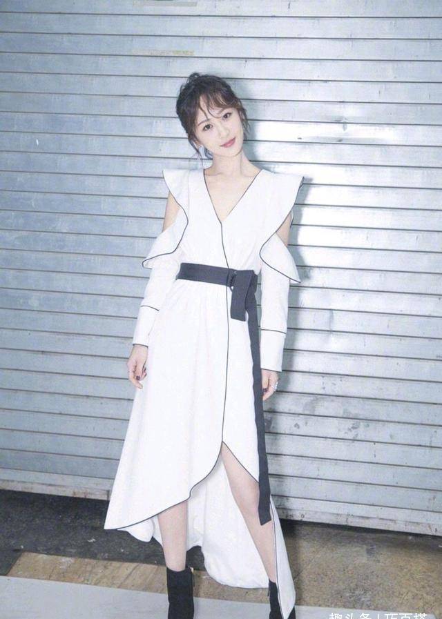 杨紫出席节目选错礼服,身材看着好壮实,全靠颜值在硬撑_造型_时尚