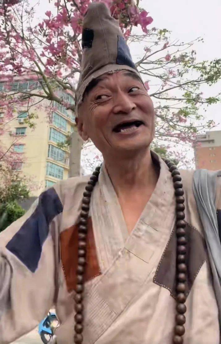 "济公董锋乐游"国庆节前后,短视频大v"杭州小黑诸鸣"发布了开元寺