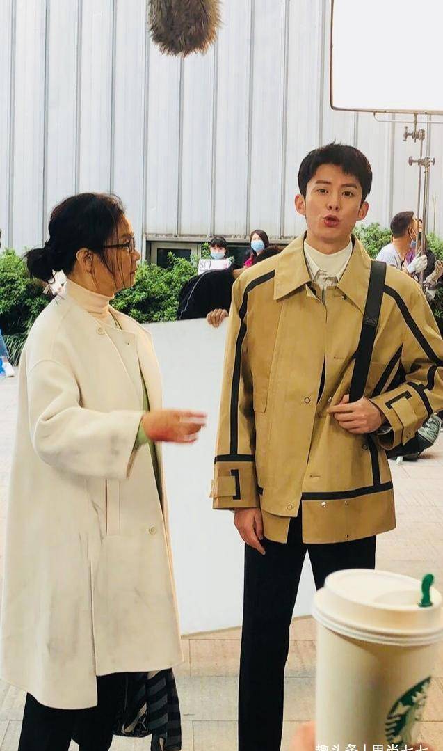 65岁潘虹近照曝光,穿米色大衣满身污渍不精致,发型凌乱显沧桑_气质