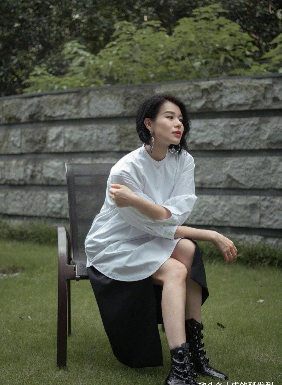 胡杏儿混搭超有范儿,亮片毛衫配复古牛仔裤,精致典雅不失时尚感_服装