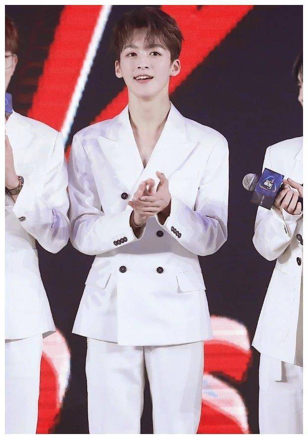 不信这是男生的腿,何洛洛穿四分裤一点腿毛都没有,好酸呀_穿着_男人