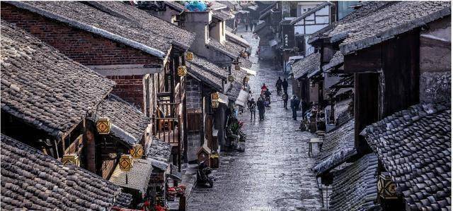 贵州人气很旺的一座古镇，是旅游景区，也是非常特色的小镇