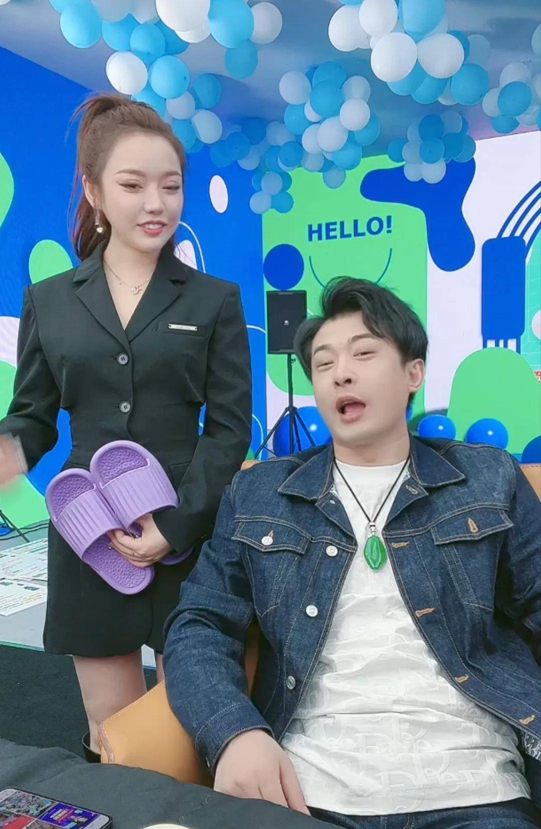 蛋蛋直播带货,被师父辛巴辛有志说了二句甩脸子不高兴,一个人跑出去哭