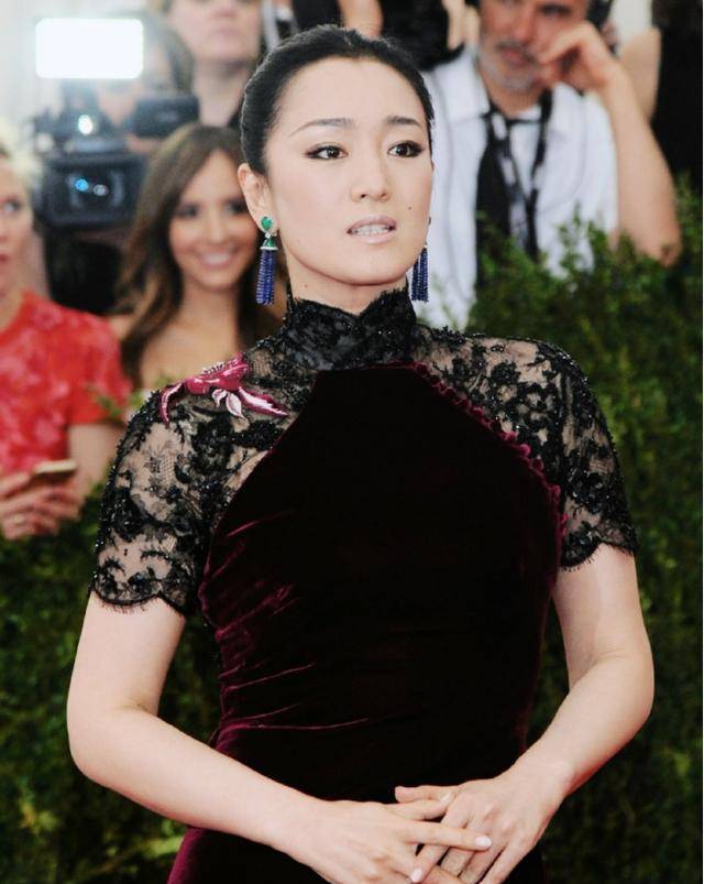 巩俐的"花瓶"身段好吸睛,穿裹身改版旗袍,侧过身造型更抢镜_设计_面料