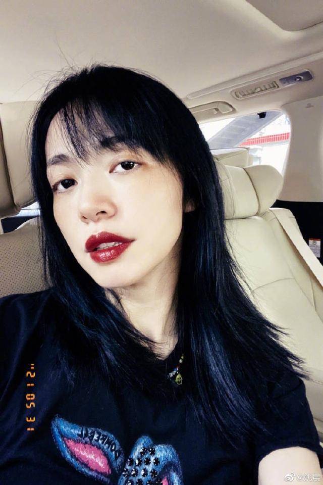 41岁姚晨晒素颜自拍照,角度怪异五官比例失调,刘海减龄美似少女_照片