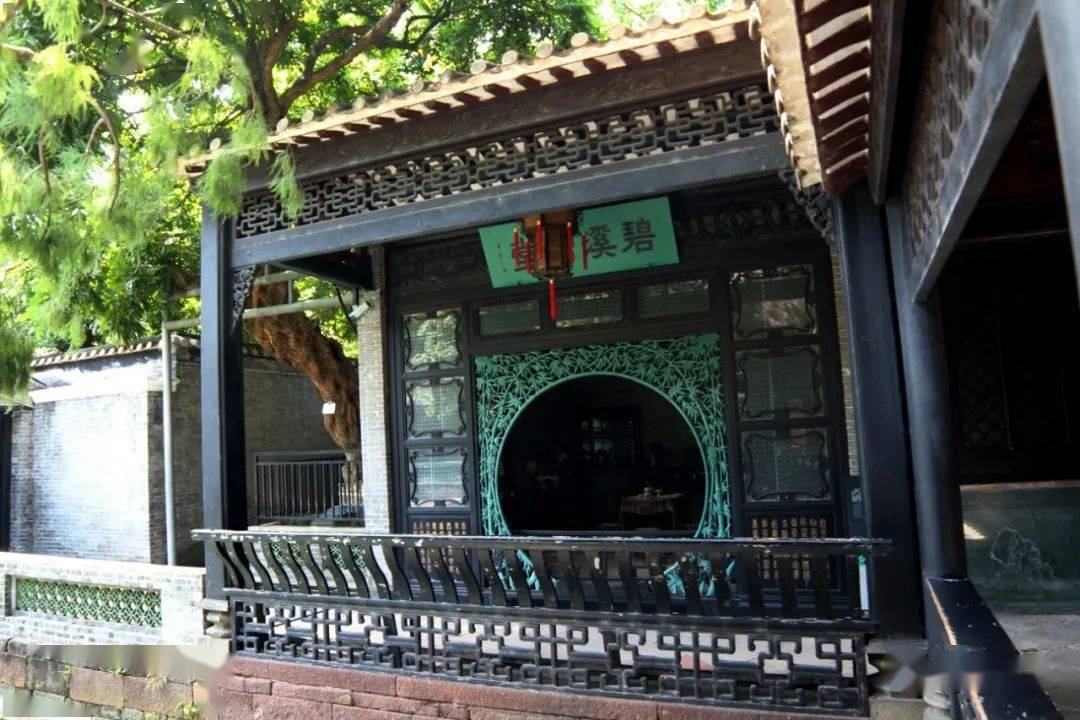 碧溪草堂始建于清道光年间,其装饰极富南国水乡特色,圆形门洞由木雕