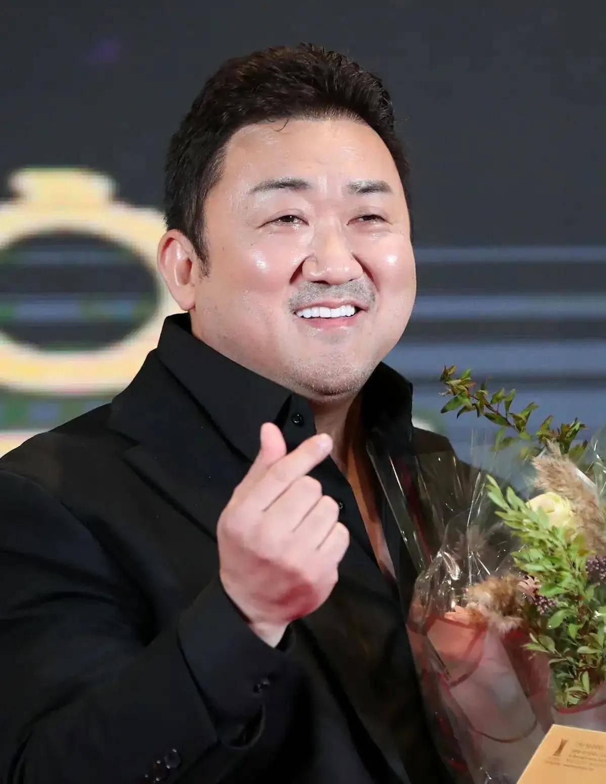 而且马东锡不像当下"鲜肉明星"一样弱不禁风,一身壮硕的肌肉和粗犷的