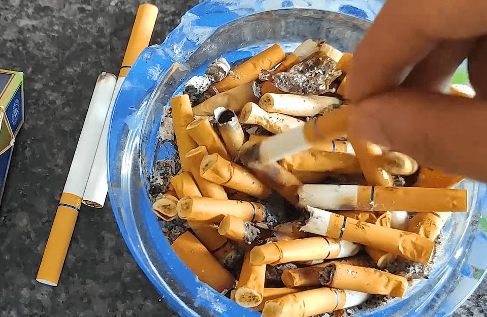 抽剩下的烟头不要扔,放进水里泡一泡,这2个妙用,家家户户用的到_香烟