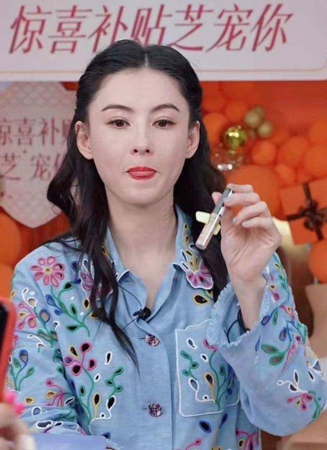 直播带货一晚一亿,张柏芝带货首秀引热议,明星都不拍戏了?