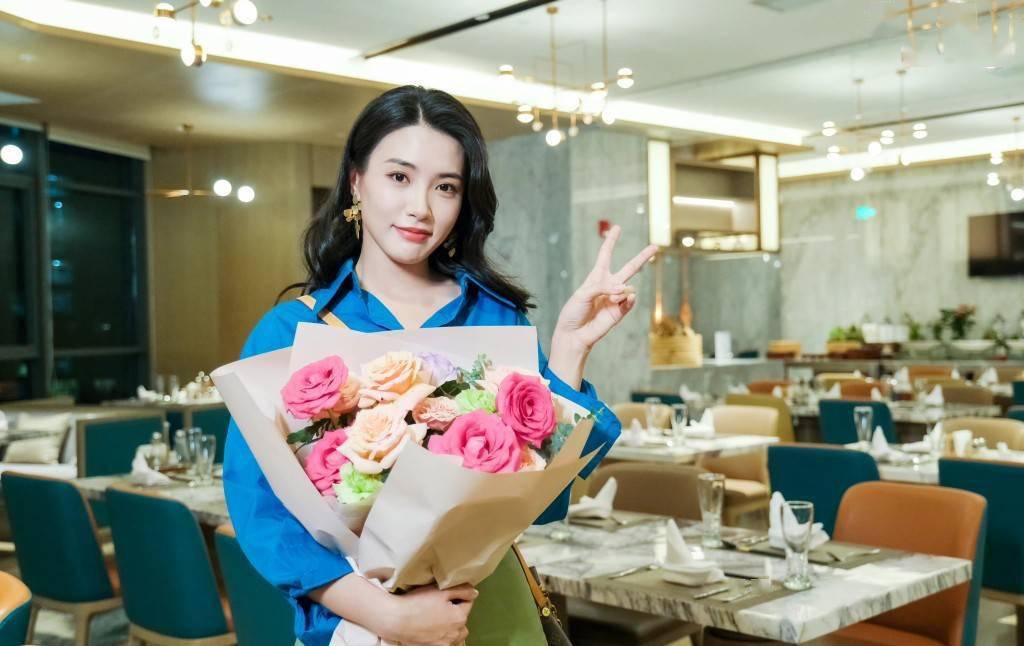 许佳琪段艺璇戴萌新剧《爱情,开袋即食》杀青 捧花拍照显星范_传媒