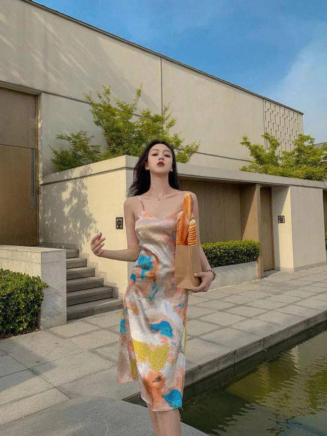 说回李艺璇,她和李爽在一起后,又开始了秀恩爱晒资产环节.