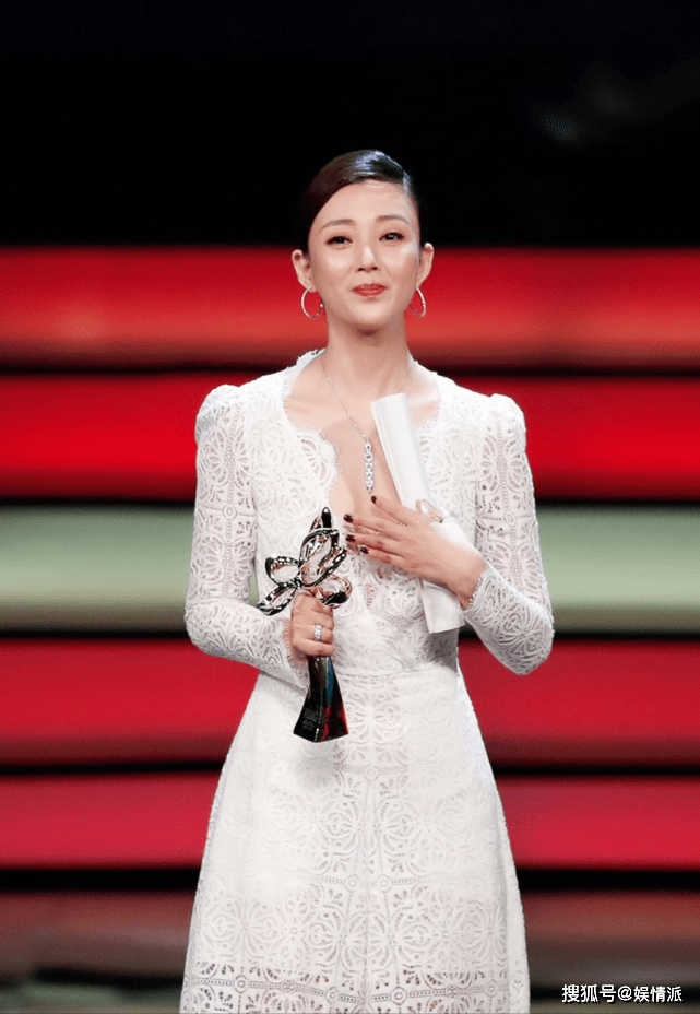 也斩获过白玉兰奖最佳女主角奖,还拿过飞天奖优秀女演员奖,突出贡献奖