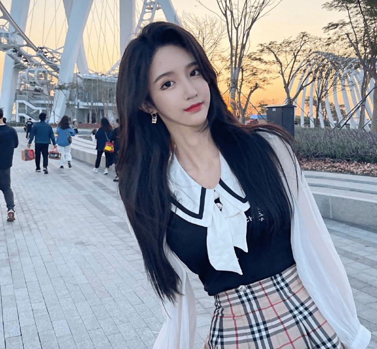 网红艾比自曝变身成功后,申请表被扒疑似是网图,引网友愤怒_图片_热度