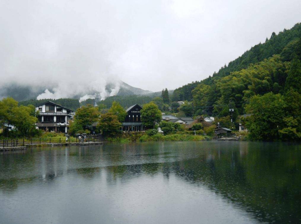 日本最“神奇”的湖，一半似温泉，一半却很清凉，四周风景美如画