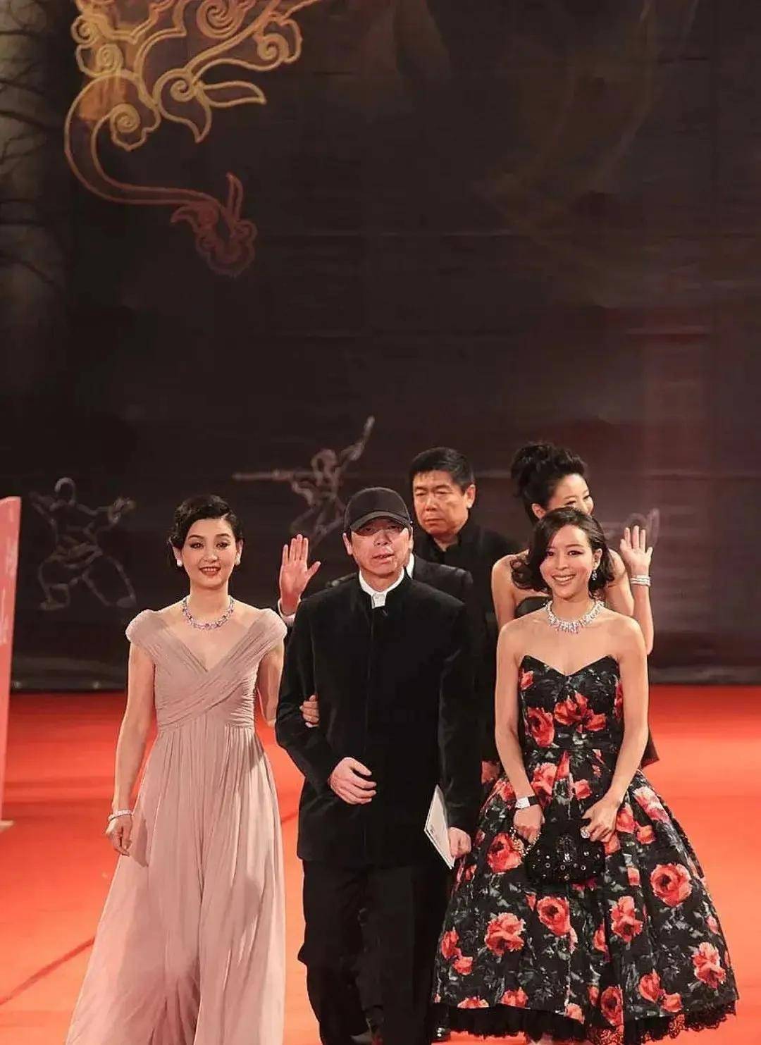 冯小刚带张静初和老婆徐帆合体亮相!