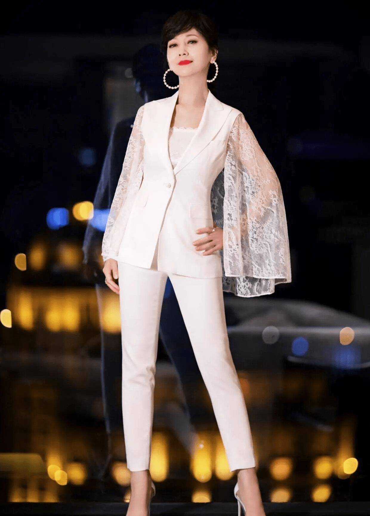 66岁赵雅芝还有"葫芦身材",穿斜肩紧身裙配金项链,气质惊艳_连衣裙