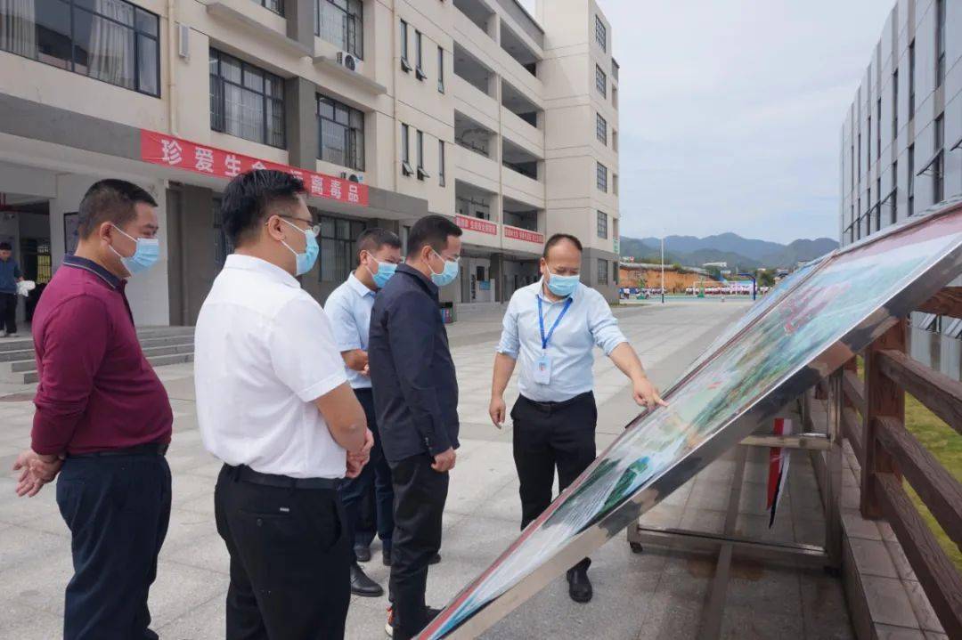 杨利华一行先后到连平县忠信镇雁桥中学,连平县仁爱学校,连平县职业