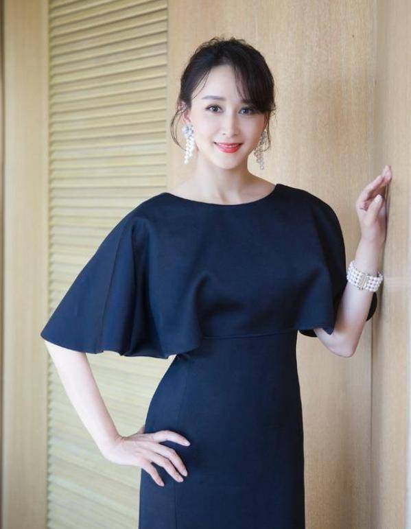 穿缎面裙配珍珠饰品,优雅大气又高贵,不愧是阔太_时尚_女人_设计