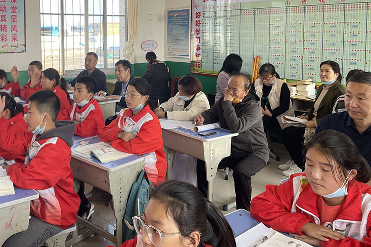 第二节课,由马腾飞老师讲授精读引领课《圆明园的毁灭》,课堂基本功