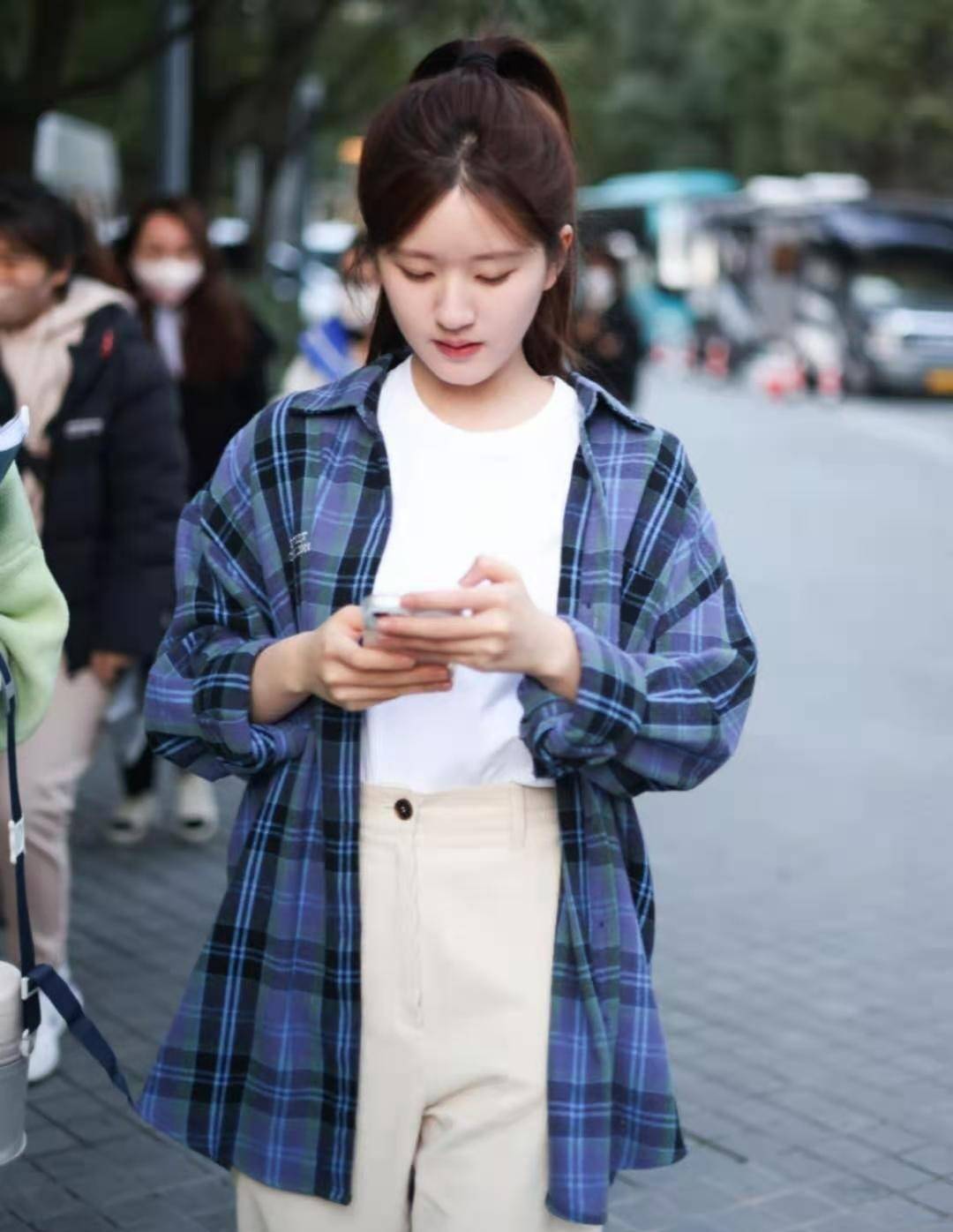 "赵露思"真会穿,普通格纹衬衫扎高马尾,青春活力像个大学生_灰色_白色