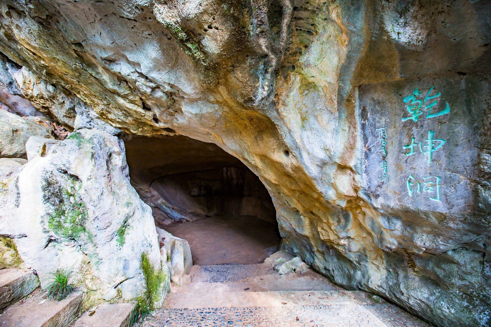 杭州西湖之畔有一座石屋洞,历史悠久,藏着众多千年石窟造像_岩壁_洞口