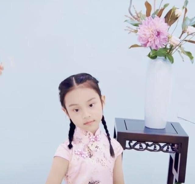 李小璐中秋晒美照,和甜馨同穿旗袍复古优雅,甜馨都长成大姑娘了_身材