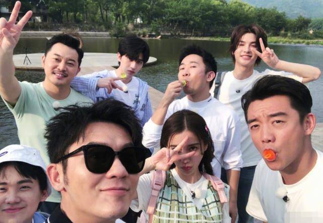 baby录节目穿婚纱,跟20岁蔡徐坤同框那刻,终于相信她31岁了_时候_图片