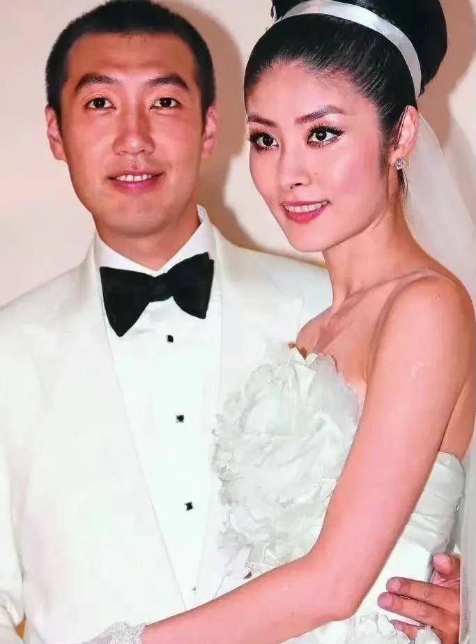 50岁陈慧琳穿酒红色连衣裙亮相活动,气场十足超吸睛,不愧是天后_乐坛