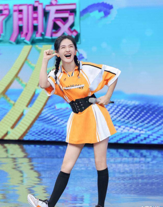 本以为谢娜不适合穿jk裙,谁料穿上后:39岁美回19岁_少女_感觉_黑色