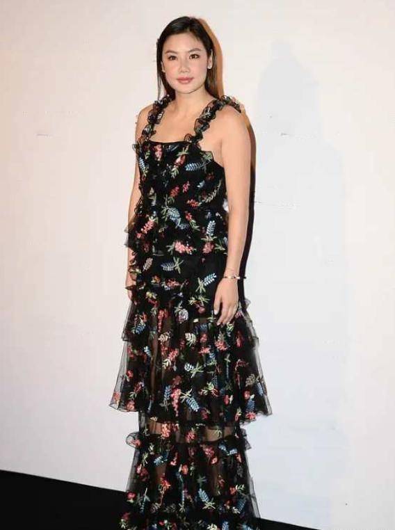 乐基儿穿无袖连体装,硕壮的身材一览无遗,让人羡慕的健康美!