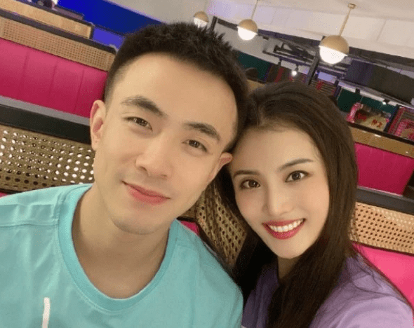 赵继伟求婚成功,手捧鲜花亲密拥吻,女方身材高挑颜值高_王君瑞_生活