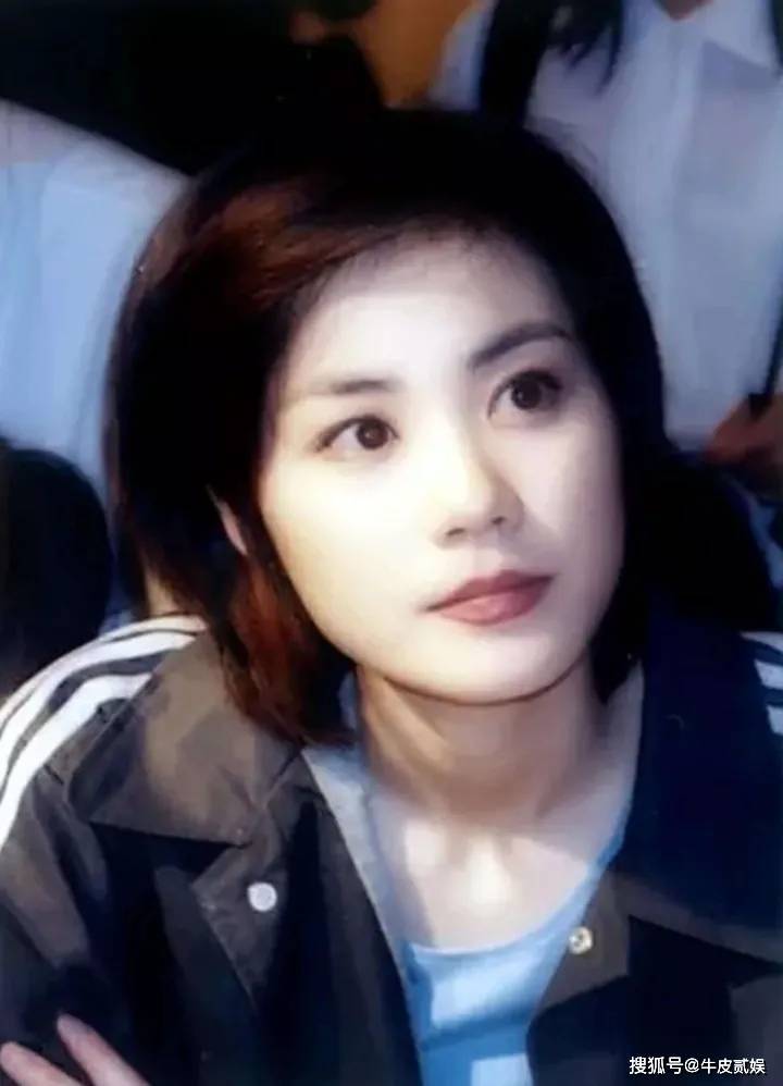 港风女神气质_港风妆容穿搭风格_那些年港片女神的风采