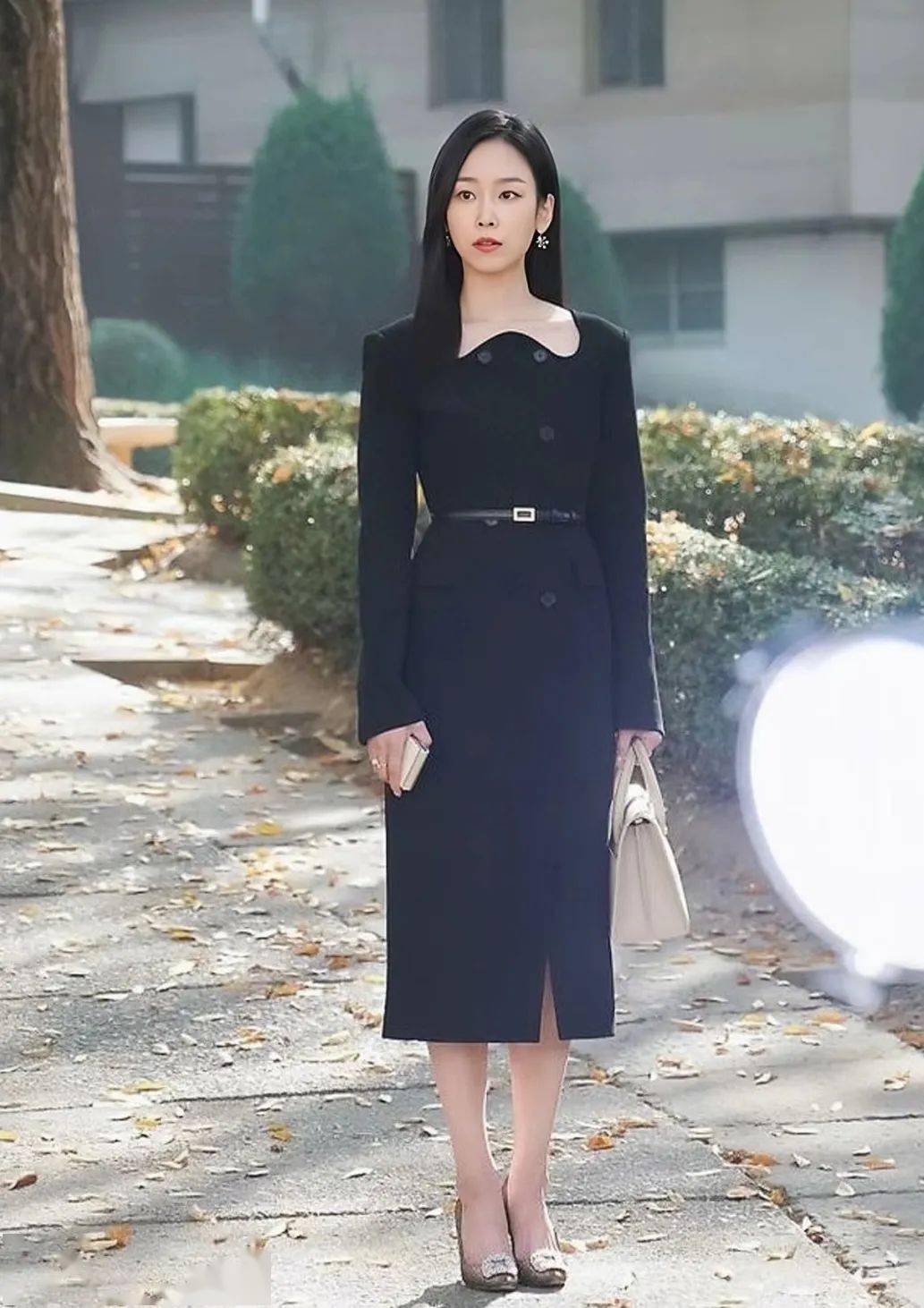 同样是霸榜第一的高热度韩剧《为何是吴秀在》,饰演女主的徐玄振完美