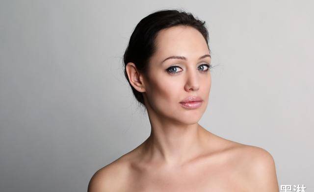 安吉丽娜·丹妮洛娃是一个在国外留学的国外人,在国外这个人造美女