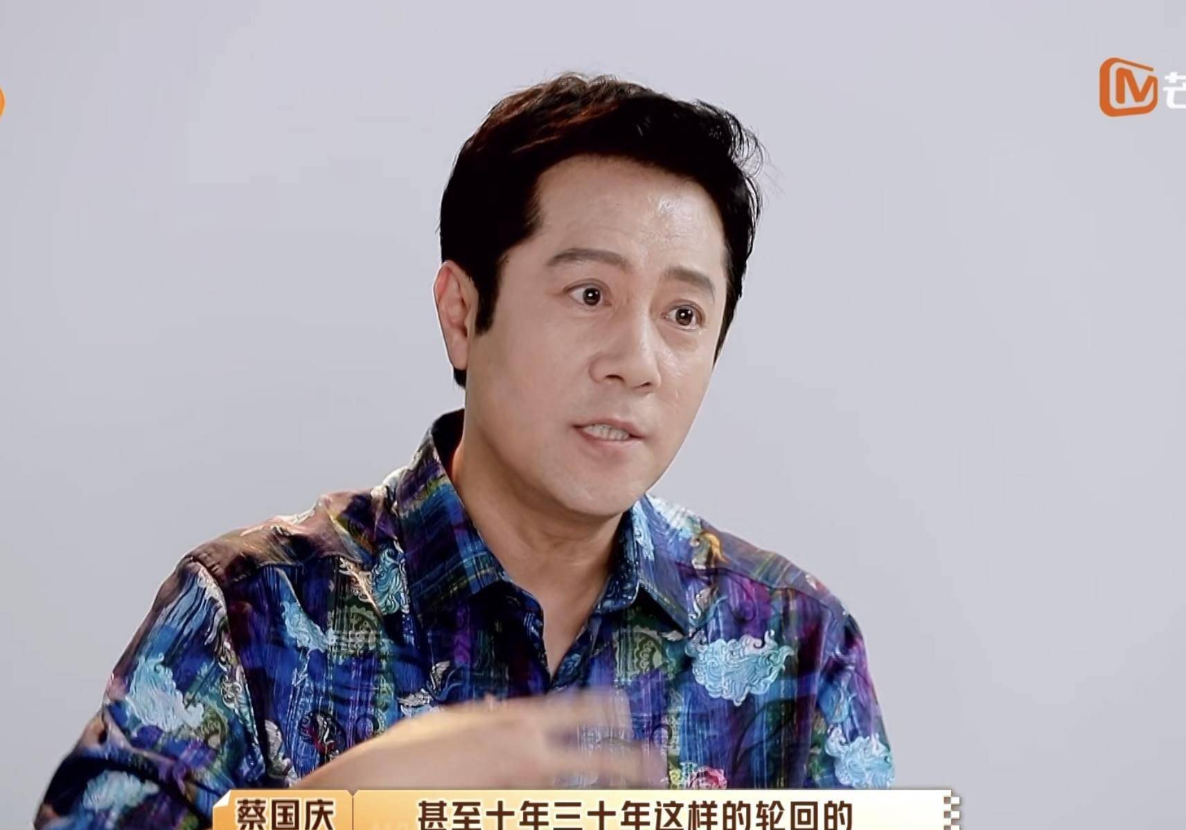 蔡国庆被老总嘲讽老,何炅高情商救场:好好说话的人,多高级_品牌_衣服