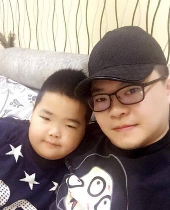 凭借谢腾飞一角走红后,曹桐睿的知名度超过他的父亲曹星,事业也是蒸蒸