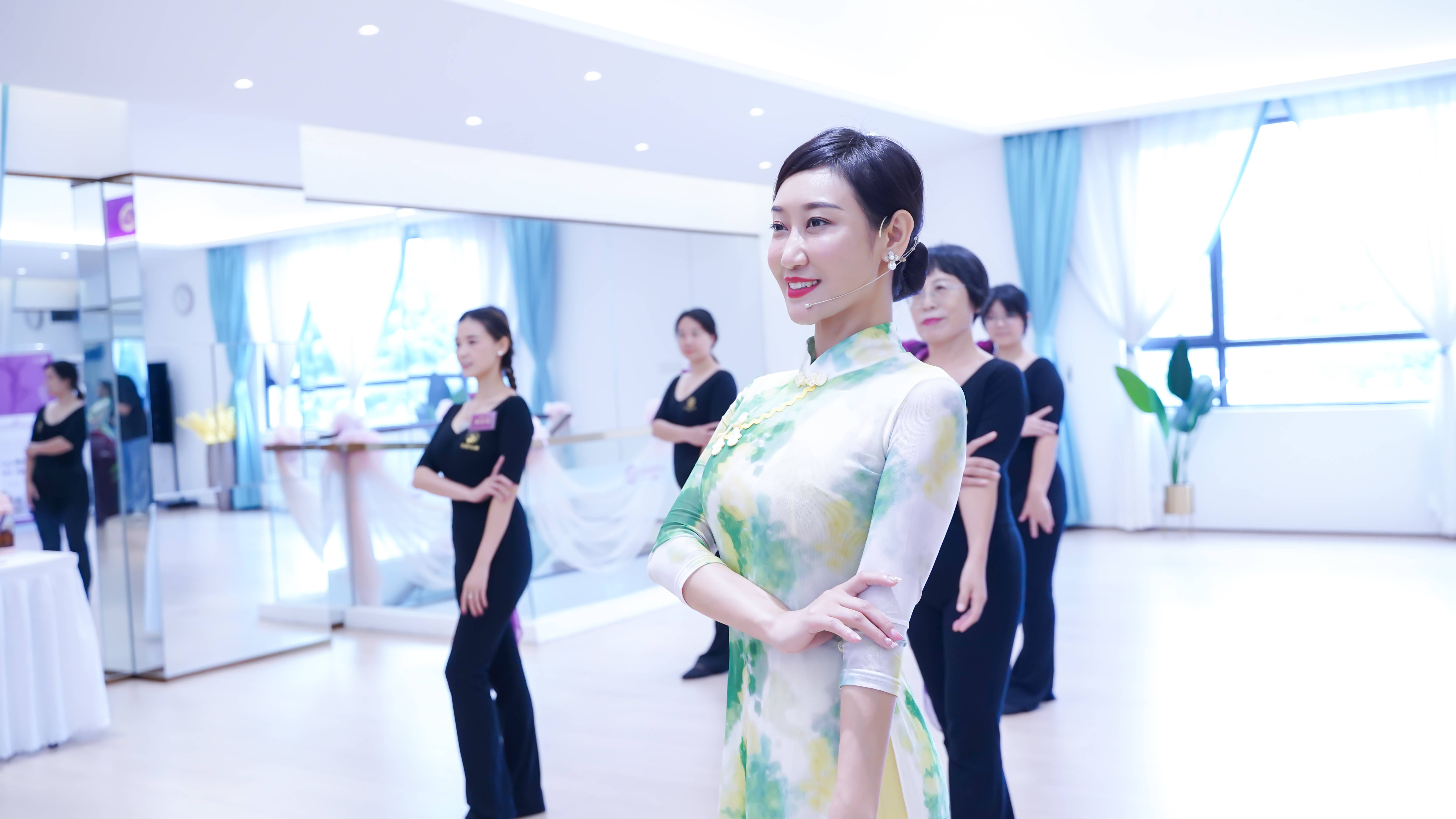 她反其道而行,谁见了都爱得不行_形体_天鹅_脖子