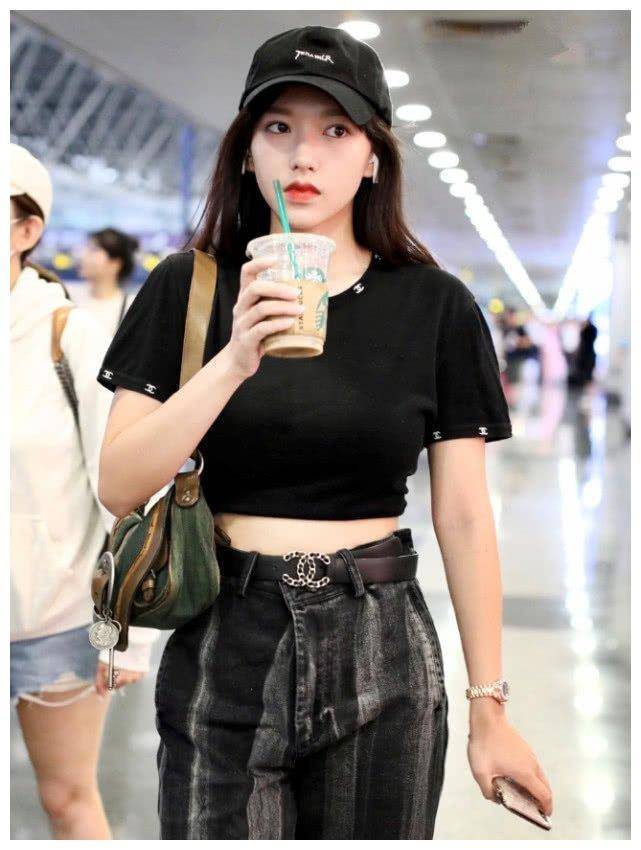 程潇是给腰"充钱"了吗?穿25厘米的t恤,这巴掌腰我服了_清萧_黑色_上衣