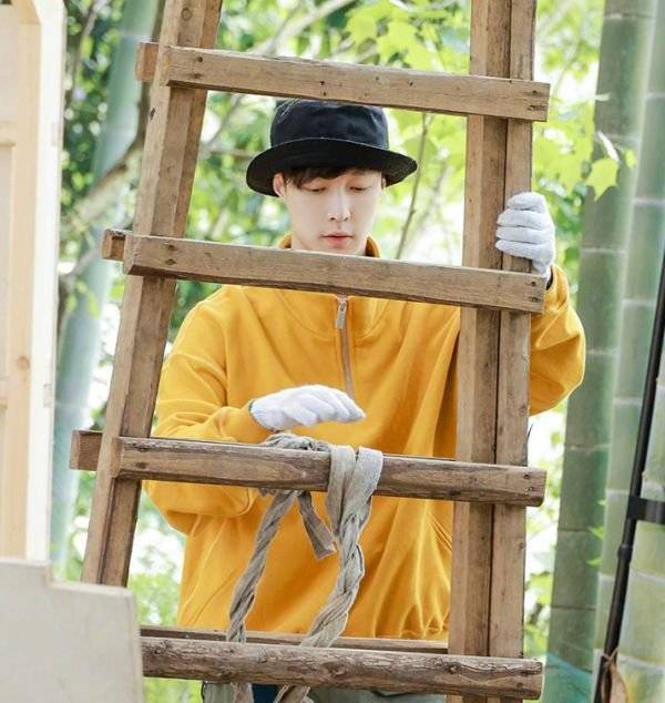 张艺兴录节目起床发型曝光,素颜被镜头怼脸拍,真实颜值藏不住_皮肤