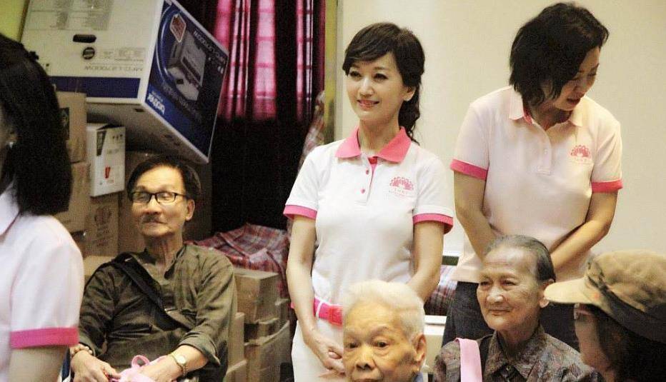 赵雅芝去养老院看望老人,明明只差10岁,看起来却像差了30岁_身体_差距