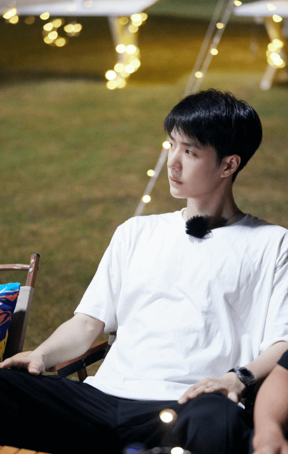 王一博《街舞5》户外露营九宫格花絮照,又解锁新身份,好迷人_裁判