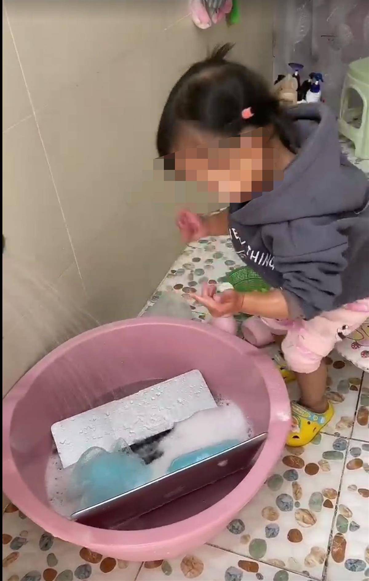 父亲吐槽“电脑里垃圾多”，2岁女儿帮忙水洗