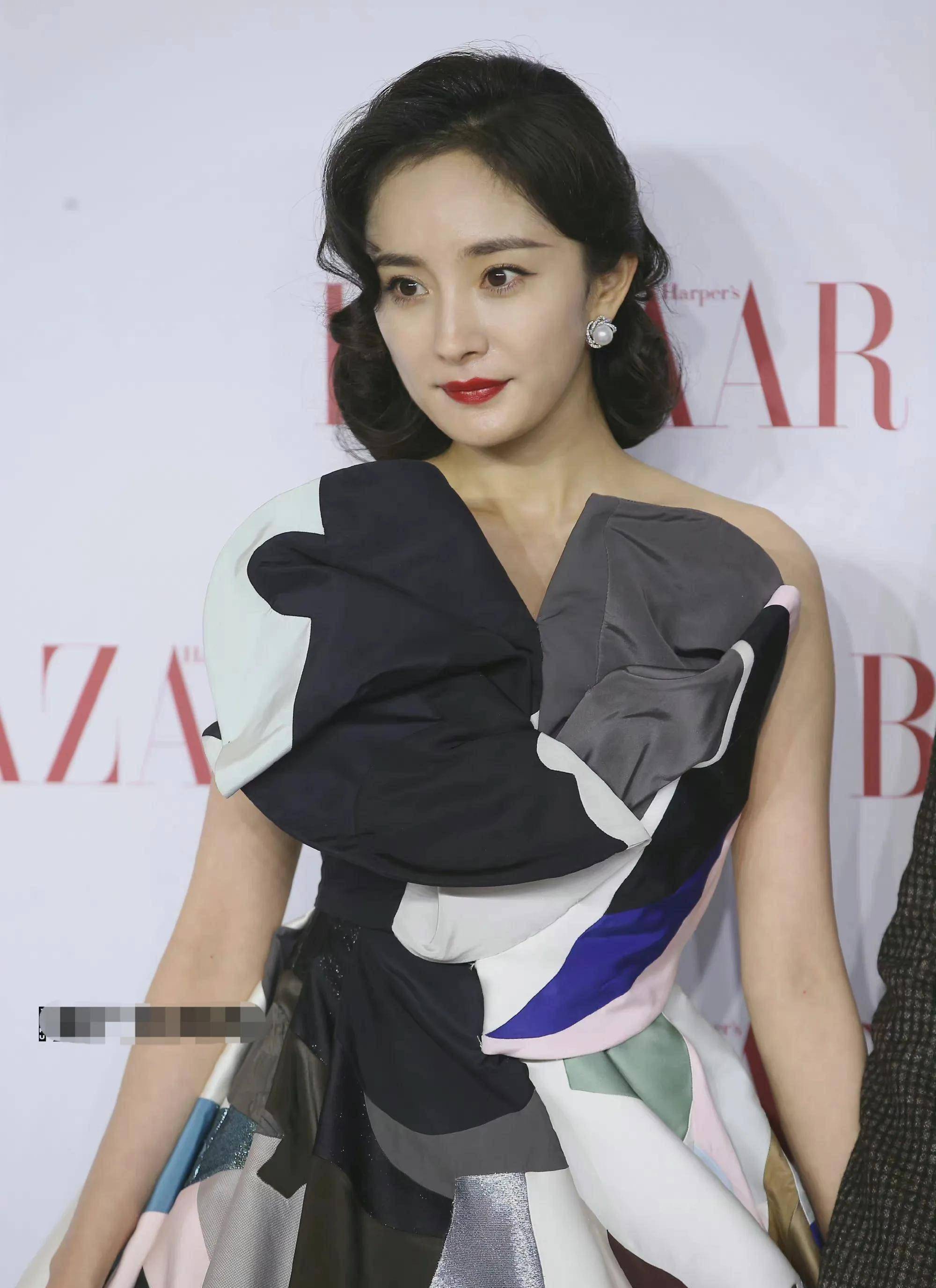 芭莎慈善夜,哪位女明星才是真正的生图抗打者?_杨幂_衣服_礼服