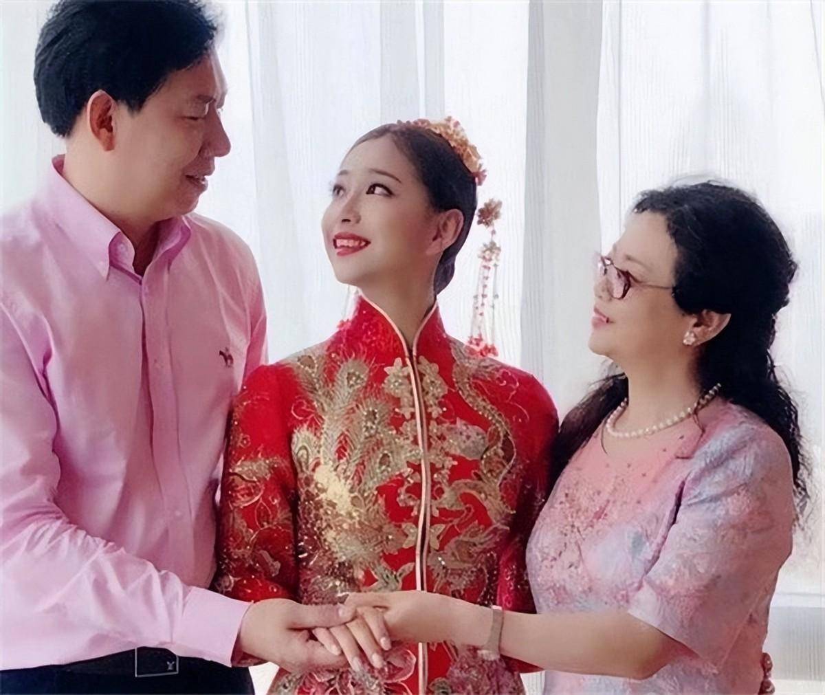 前女排国手33岁近况:嫁2米篮球硬汉继承父业,与儿子亲亲太幸福_王茜