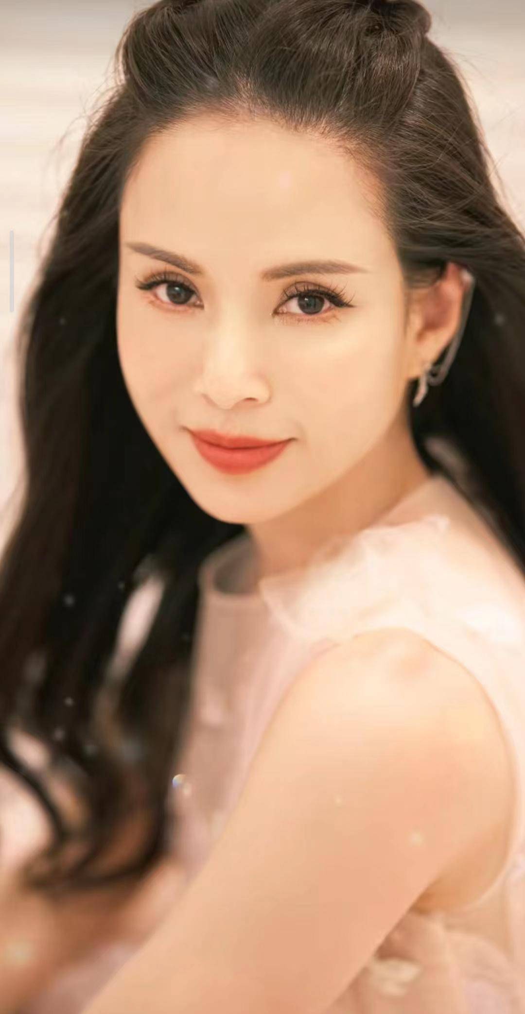 56岁李若彤躺浴缸拍大片,姿势性感似少女,高情商回应网友夸赞_年龄_女