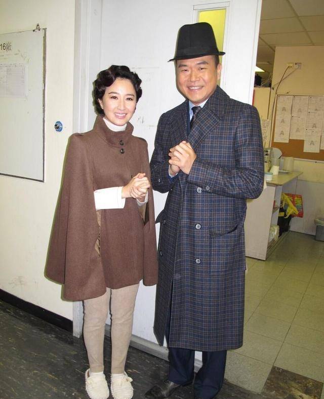 张家辉的媳妇也太美了,穿吊带黑裙曲线窈窕,哪有奔六的样子_效果_裙子