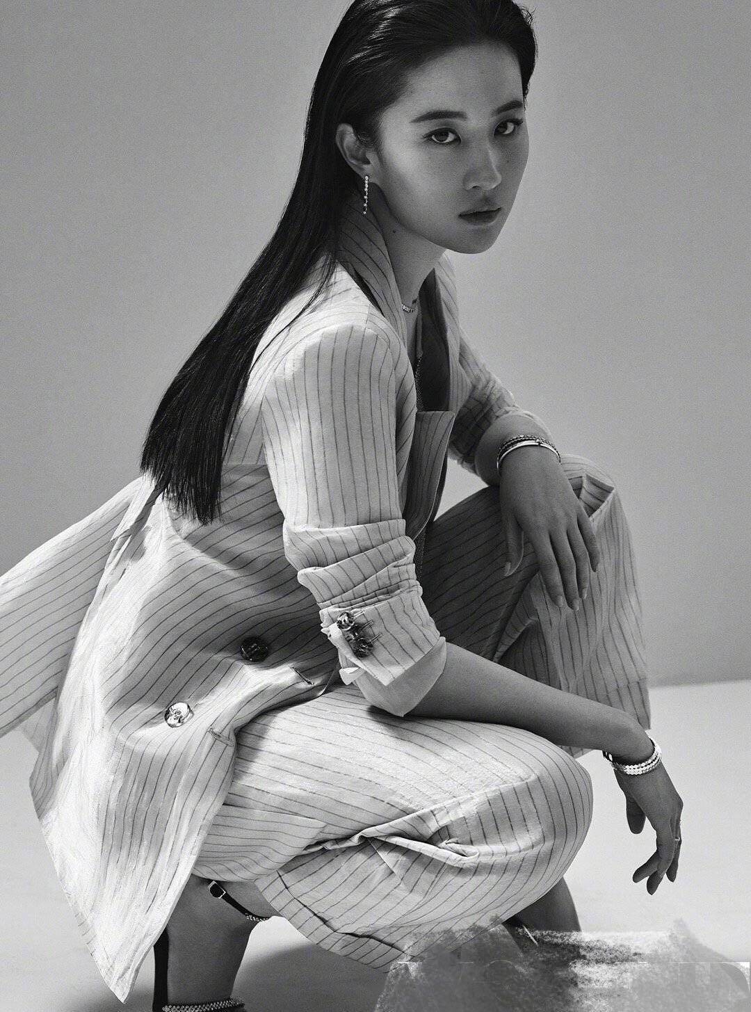 33岁刘亦菲首登vogue封面,天使脸蛋曲线身材,美得太高级_设计_增加了