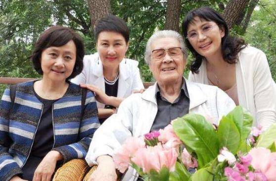 出道多年的老戏骨,嫁演员金鑫38年恩爱至今,儿子是优秀的导演_黄梅莹