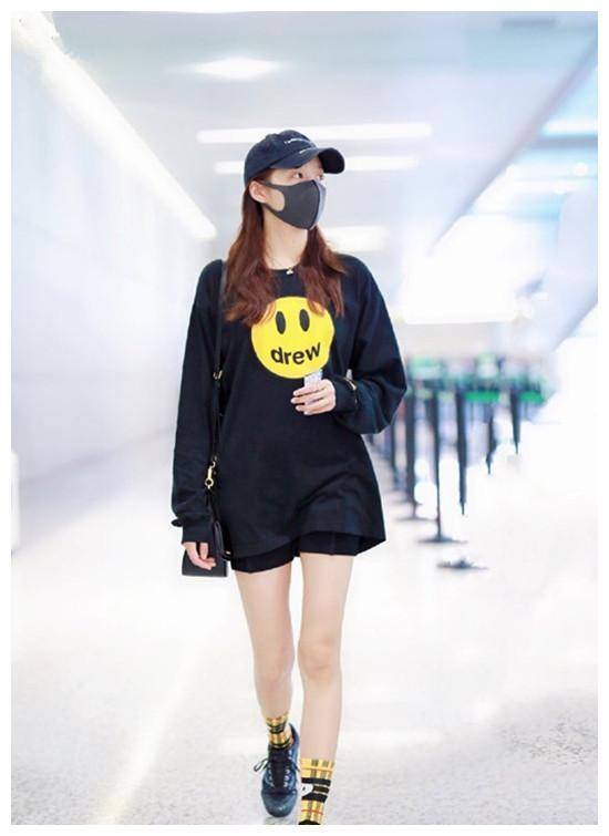 关晓彤穿t恤不玩下衣失踪,反搭短裤超保守,这个女友鹿晗找对了_时尚