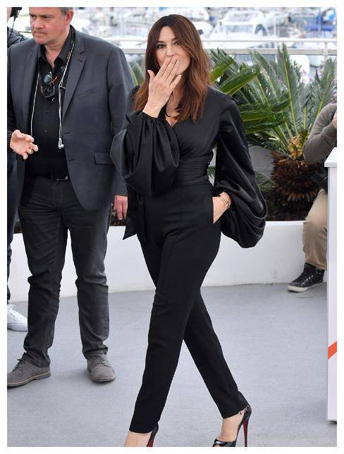 之前monica belluch的身材真的变形了,提出穿这么宽松的裙装是不是来